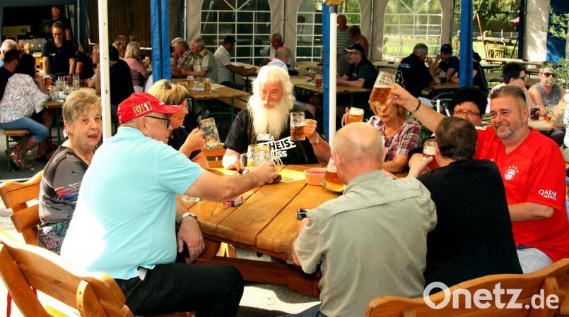 Bestens unterhalten waren die Gäste beim traditionellen Gartenfest der "Gemütlichkeit Mooslohe" mit dem Merlin-Duo. Bild: R. Kreuzer