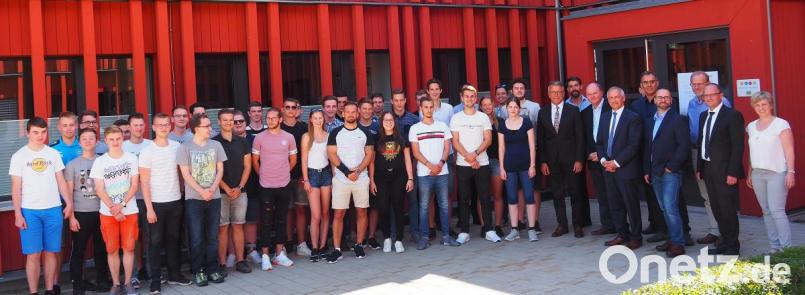 Geoinformatik- und Landmanagementstudenten sowie OTH-Professoren und Verteter des ALE
trafen sich zum EMI-Forum in Tirschenreuth. Bild: Bühner