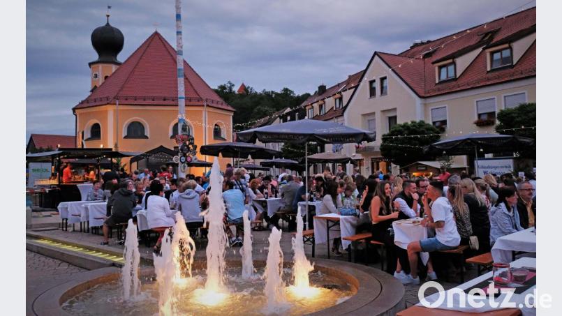 Bis in die Nacht hinein wird auf dem Marktplatz gefeiert Bild: twi