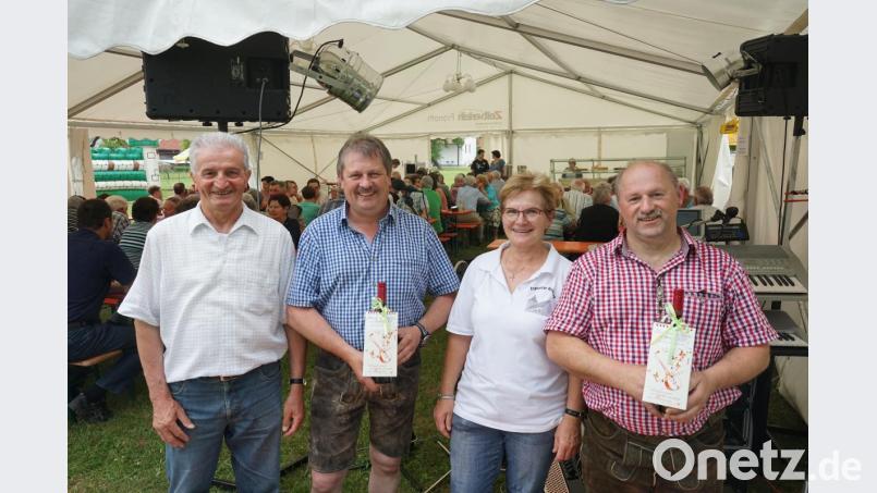 Zum 25. Mal unterhielten die &quot;Höglinger Buam&quot; die Besucher des Pfarrfestes mit ihrer Musik. Dafür dankten ihnen die Kirchenverwaltung und der Ortsausschuss. Im Bild von links Kirchenpfleger Michael Ruidisch, Josef Scharl, Ortsausschusssprecherin Magdalena Schmidbauer und Johann Brickl. Bild: nib