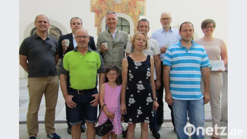 Von links CSU-Stadtrat Uwe Ditz, CSU-Ortsverbandsvorsitzender Bernhard Hinteregger, Franco Stella, MdL Harald Schwartz mit Tochter Victoria, Elke Adelhardt, Hans Neumüller, CSU-Geschäftsführer Klaus Riede, Tobias Schenk, Maria Regensburger. Bild: sck