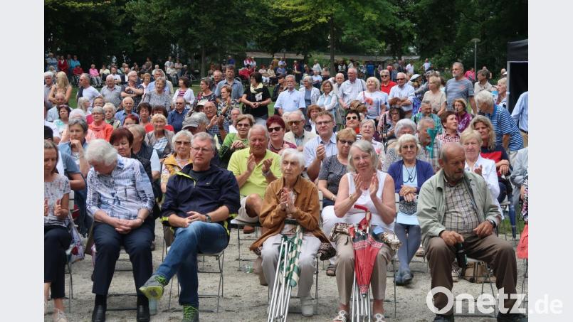 Zum Auftakt der Sommerserenaden kommen 500 Besucher in den Max-Reger-Park. Bild: Kunz