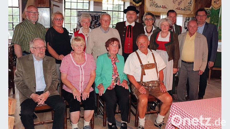 Traurig über die Vereinsauflösungen, aber glücklich über den künftigen Ehrenplatz ihrer Vereinsfahnen im Brauerei-Museum zeigten sich die verbliebenen früheren Vorstandsmitglieder vom Schützenverein „Weißenstein“ Friedenfels und Volks- und Gebirgstrachtenverein „Stamm“. Ehemaliger erster Vorsitzender Meinhard Rückerl (vorne links) dankte für den Aufbewahrungsort (hinten von rechts) Thomas Schultes (Geschäftsführer der Friedenfelser Betriebe) und der Besitzerfamilie des Brauerei-Museums, Eberhard und Adelheid von Gemmingen-Hornberg. Mit im Bild der Ehrenvorsitzende des Trachtenvereins, Johann Sperber, und Fahnenbraut Rosa Bauer (vorne von rechts). Bild: bsc