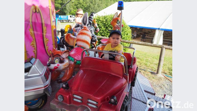 Viel Spaß haben die Kinder beim Feuerwehrfest. Auch auf dem Karussell gibt es ein Feuerwehrauto. Bild: krb