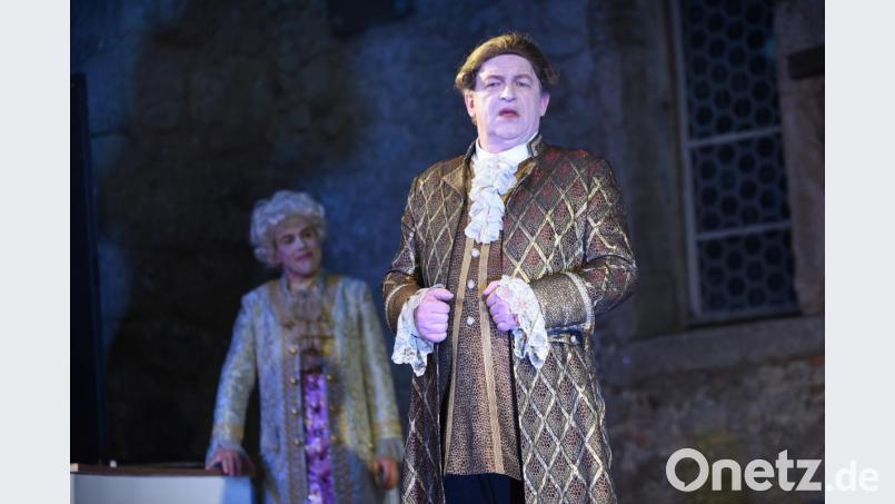Stets spürt Hofkomponist Antonio Salieri (Ruppert Grünbauer, rechts) sein persönliches Verhängnis im Nacken. Das musikalische Wunderkind Mozart (Julian Struck) macht ihm seine Position streitig. Bild: Tobias Schwarzmeier