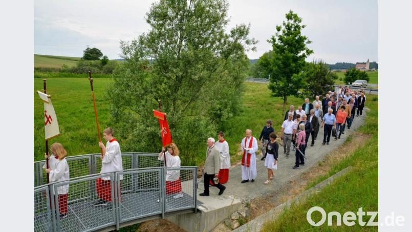 Bei einer Flurprozession segnet der Hirschauer Pfarrer Hans-Peter Bergmann die Radbrücke über den Ehenbach. Bild: fdl