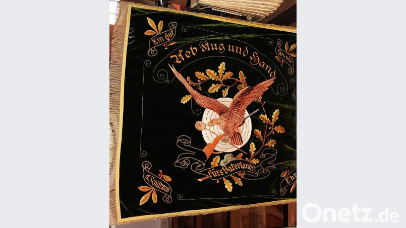 In einem Fahnenschrank im Brauerei-Museum werden künftig die wertvollen Vereinsfahnen des Schützenvereins „Weißenstein“ Friedenfels sowie die des Volks- und Gebirgstrachtenvereins „Stamm“ Friedenfels aufbewahrt. Bild: bsc