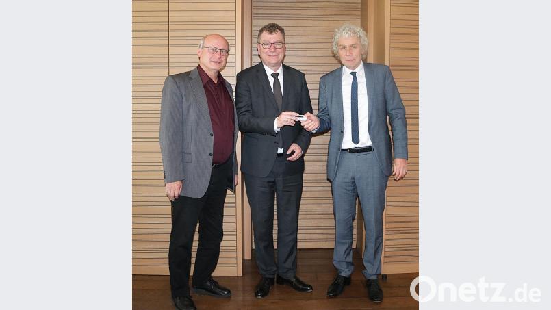 Von links: Regierungsdirektor am Landratsamt Tirschenreuth Alfred Meyer, Dr. Martin Hermann und Landrat Wolfgang Lippert. Bild: exb