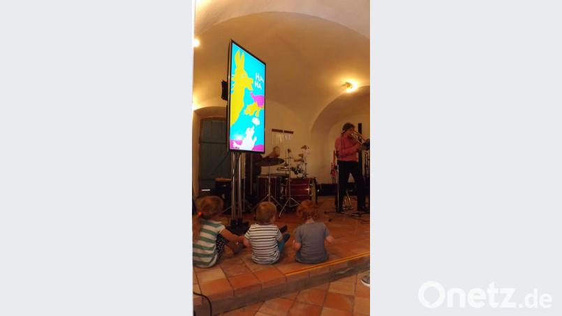 Schon die Kleinsten waren ganz interessiert und lauschten den Klängen der Posaunen. Bild: trj