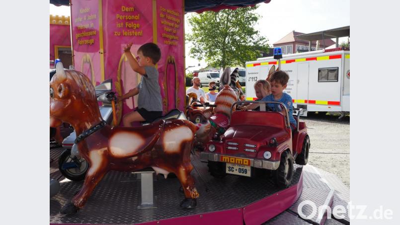 Viel Spaß haben die Kinder beim Feuerwehrfest. Auch auf dem Karussell gibt es ein Feuerwehrauto. Bild: krb