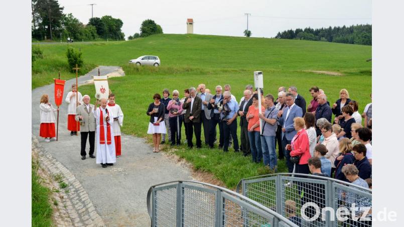 Bei einer Flurprozession segnet der Hirschauer Pfarrer Hans-Peter Bergmann die Radbrücke über den Ehenbach Bild: fdl