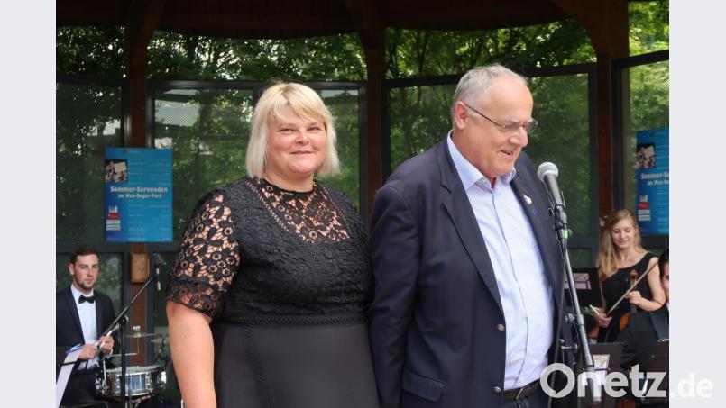 Gertrud Wittmann und Bürgermeister Lothar Höher eröffneten am Sonntag die Sommerserenaden-Saison. Bild: Kunz