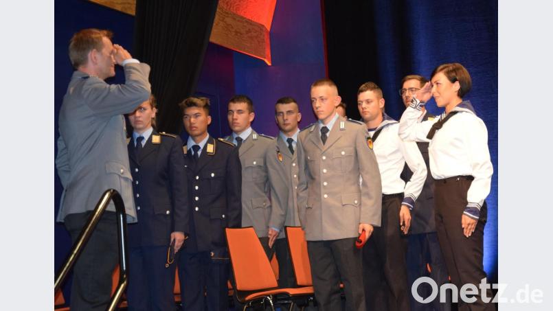 Matrosin Lena Frank (rechts) meldet dem Bataillonskommandeur, Oberstleutnant Sebastian Erbe, die angetretenen Rekruten. Bild: bö