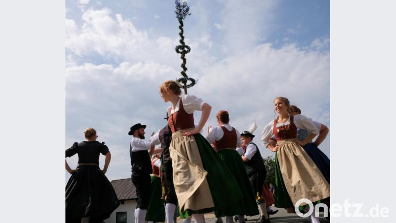 Gehört einfach dazu: Die Trachtler tanzen um den Kirwabaum und ernten dafür viel Applaus. Bild: mab
