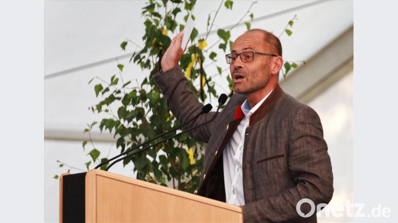 Stellvertretender Landrat Dr. Alfred Scheidler überbrachte dem Jubelverein auch einen finanziellen Obulus. Bild: njn