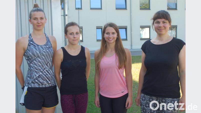 Die Studentinnen Alexandra Wenzel (von links), Zuzanna Gurgul und Anna Brüheim gehören zu den Freiwilligen, die das Mädchentanzen betreuen. Rechts Angelika Frey von der Campus-Asyl-Geschäftsstelle. Bild: gib