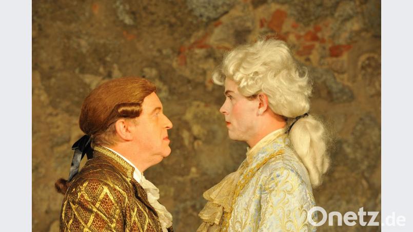Antonio Salieri (Rupert Grünbauer, links) und sein personifiziertes Schicksal, Wolfgang Amadeus Mozart (Julian Struck). Bild: Landestheater Oberpfalz