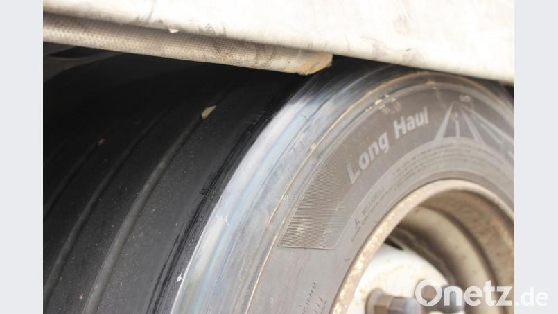 Der an der Stahlkante schleifende Reifen des Aufliegers. Bild: exb