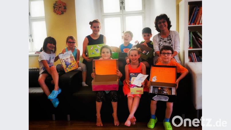Eva Rößler, Leiterin der Mittwochsgruppe, fertigte mit den Kindern im Leseclub hübsche Lesekisten. Mit im Bild Michaela Härtl (rechts), Leiterin des Waldershofer Leseclubs. Bild: exb