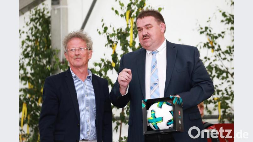 Fußball über Fußball. Auch der Kreisspielleiter des Bayerischen Fußballverbandes Albert Kellner (rechts) kam nicht mit leeren Händen nach Erbendorf. Mit auf dem Bild TSV-Vorsitzender Bernhard Reis (links). Bild: njn