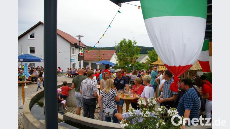 Die Cocktailbar war an diesem lauen Frühsommerabend gut frequentiert. Bild: exb