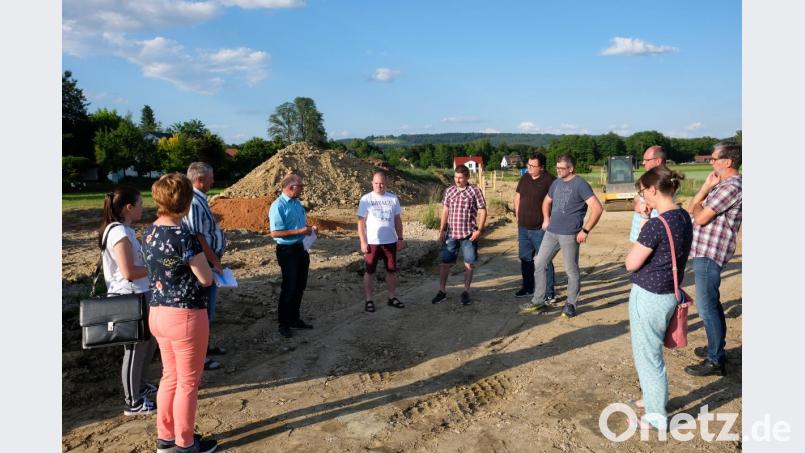 Beim Ortstermin freuen sich Bürgermeister Albert Nickl und die Gemeinderäte über die raschen Baufortschritte zur Erschließung des Baugebietes Maifurt in Tremmersdorf. Bild: do
