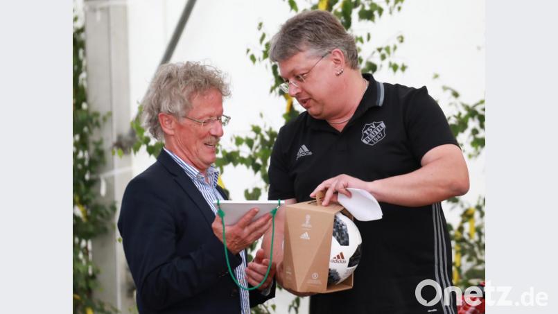 Einen Fußball und einen Freundschaftswimpel gab es vom Nachbarverein TSV Reuth bei Erbendorf für den Jubelverein. Auf dem Bild (von links) TSV-Vorsitzender Bernhard Reis und der stellvertretende Vorsitzende des TSV Reuth Helmut-Stefan Neugirg. Bild: njn