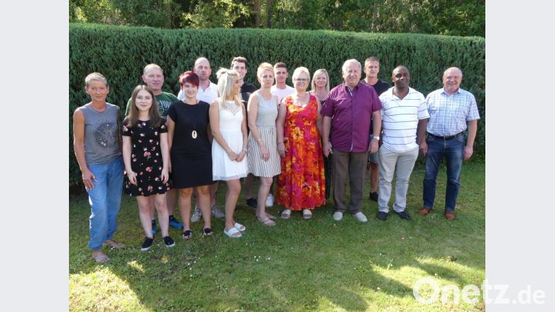 Mit Bürgermeister Peter Lehr, Pfarrvikar Chinedu Paul Ezenwa (von rechts) und der Familie feiern Brigitte und Helmut Eckert goldene Hochzeit. Bild: rn