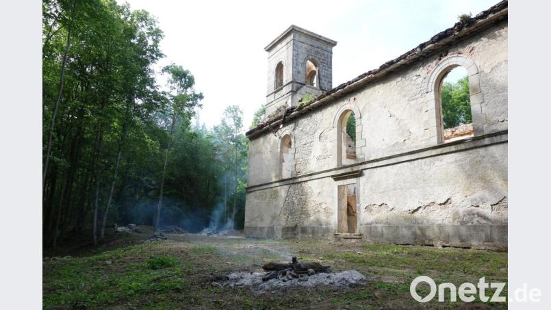 Die einstige Kirche Mariä Heimsuchung in Nove Domky (Neuhäusl) unweit von Reichenau soll in Kürze einen neuen Dachstuhl und die restaurierte Kirchturmspitze zurückerhalten. Die noch rauchenden Aschehaufen künden von der Säuberungsaktion am Wochenende. Bild: fjo