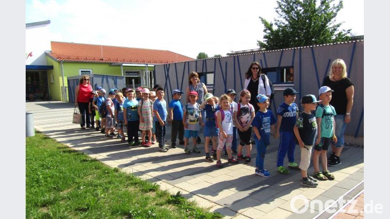 Start der Jubiläumswanderung. Tschechische und deutsche Kinder der Kita wandern zum Gursnhof nach Woppenrieth Bild: fvo