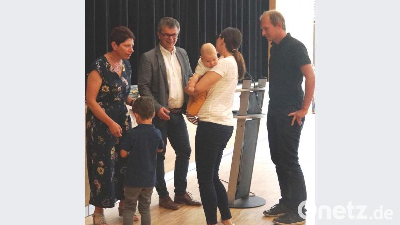 Bürgermeister Martin Birner und seine Stellvertreterin Margit Reichl wünschten den Eltern und Kindern alles Gute für die Zukunft und übergaben ein Lätzchen und eine Schlaflieder-CD. Bild: weu