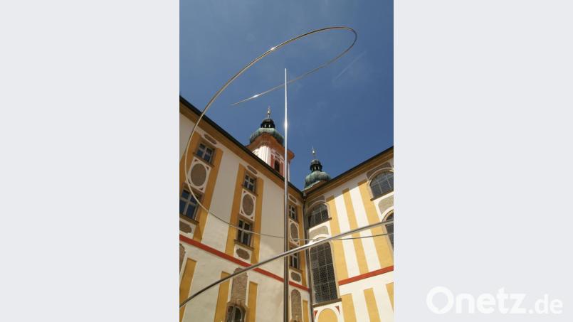 Filigrane Skulpturen aus Metall des Künstlers Ales Hnízdil zieren den Innenhof des Klosters. Bild: exb/Ales Hnízdil