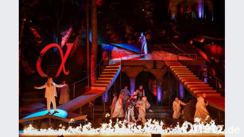 Mit einer opulenten Inszenierung des Schauspiels "Die Päpstin" wurde am Freitag die Abendspielzeit der Luisenburg-Festspiele eröffnet Bild: Luisenburg-Festspiele/Miedl