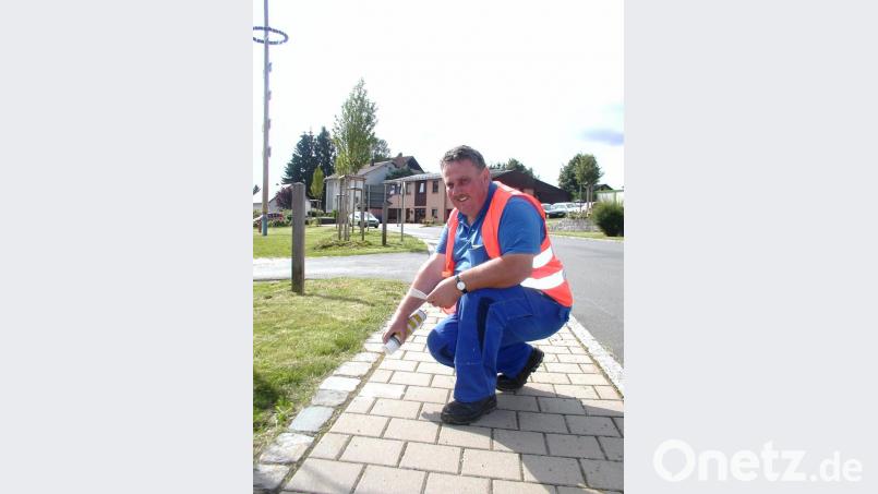 Bauhofleiter Richard Ehlich zieht die Sicherheitsweste aus. Bild: gis