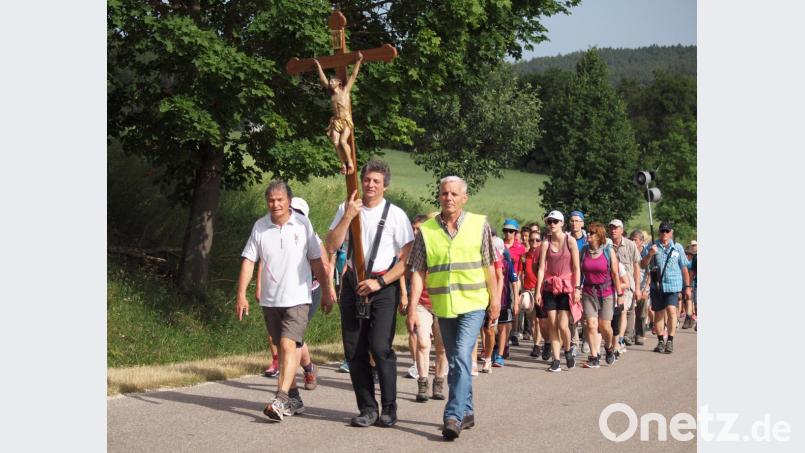 Das sechs Kilogramm schwere Wallfahrtskreuz trug Herbert Bräutigam die 30 Kilometer zum Habsberg. Bild: sön