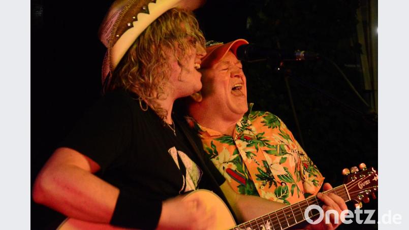 Plötzlich Partner: Mathias "Lemmy" Kiener aus Pleystein und Eric Zehnbauer aus St. Louis interpretieren auf der "Live Stage" Bon Jovis "Wanted dead or alive". Bild: Kunz