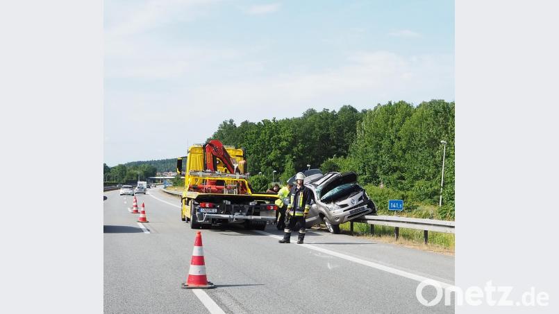 Mit einem Kran musste der Abschleppwagen das Unfallfahrzeug bergen, das halb über der Leitplanke hing. Die Insassen kamen mit leichten Verletzungen davon. Bild: bl
