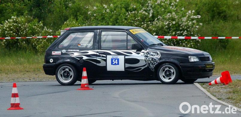 Hütchenspiel auf dem Festplatz: Beim 12. AvD-Slalom ist fahrerisches Geschick gefragt. Bild: R. Kreuzer