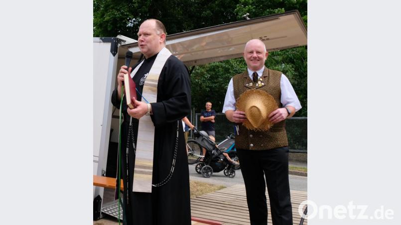 Vor dem Aufstellen segnet Pater Lukas Temme vom Kloster den Baum. Rechts daneben Georg Matzke, der in diesem Jahr die Hauptorganisation übernommen hat. Bild: mab
