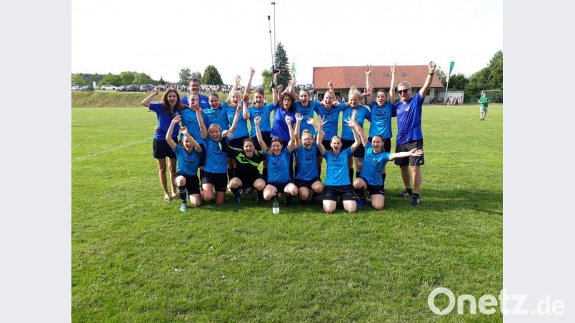 Die Frauen der DJK Ensdorf feiern mit Trainer Lothar Trager (rechts) und Vorstand Christian Scharl (hinten links) den Aufstieg in die Bezirksliga. Bild: jut