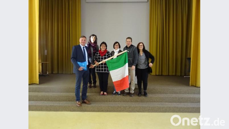 Sie halten die italienische Fahne hoch. Bild: exb