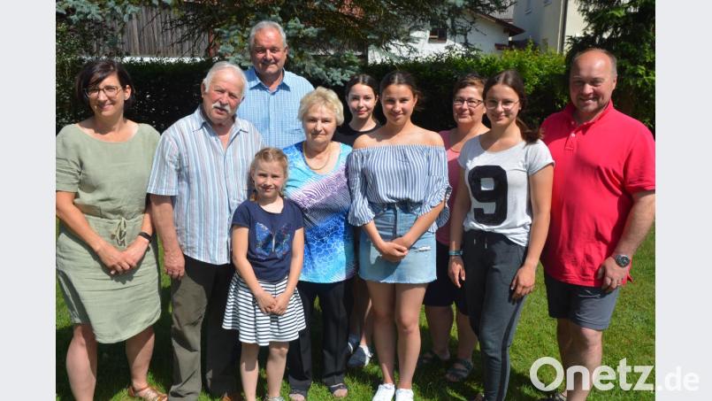 Nur im kleinen Kreis wurde am Samstag der 80. Geburtstag von Käthe Bauer gefeiert. Die große Familienfeier steigt erst am kommenden Samstag, wenn alle Kinder mit dabei sind. Unser Bild zeigt (von links) Schwiegertochter Andrea, Ehemann Karl Bauer, Bürgermeister Johann Burger, Enkelin Valentina, Jubilarin Käthe Bauer, Nachbarstochter Anna Dill, Enkelin Anna sowie die Familie Dill mit Maria, Theresia und Josef. Sie alle ließen die Jubilarin hochleben. Bild: jr