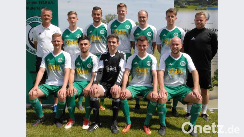 Beim Trainingsauftakt stellte Landesligist SV Mitterteich seine Neuzugänge vor. Hinten von links: Sportlicher Leiter Rainer Fachtan, Kevin Grünauer, Daniel Lauterbach, Fabian Lorenz, Michael Mark, Fabian Bilz und Trainer Andreas Lang. Vorne von links: Jonas Federer, Maximilian Christl (noch nicht ganz sicher), Tim Lauterbach, Florian Reich und Thomas Wildenauer. Bild: gb