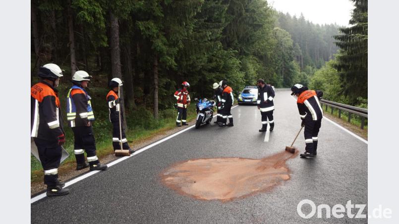 Einsatzkräfte der Feuerwehren Lenau und Kulmain reinigten nach dem Unfall die Fahrbahn von ausgelaufenen Betriebsstoffen. Bild: bkr