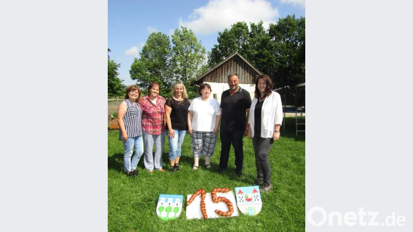 Die Leiterin des tschechischen Kindergartens Lenka Jopková (links) und die Leiterin des Waldthurner Kindergarten St. Josef, Sonja Kick (rechts), erinnern am Gursnhof an 15 Jahre partnerschaftliche Zusammenarbeit. Bild: fvo