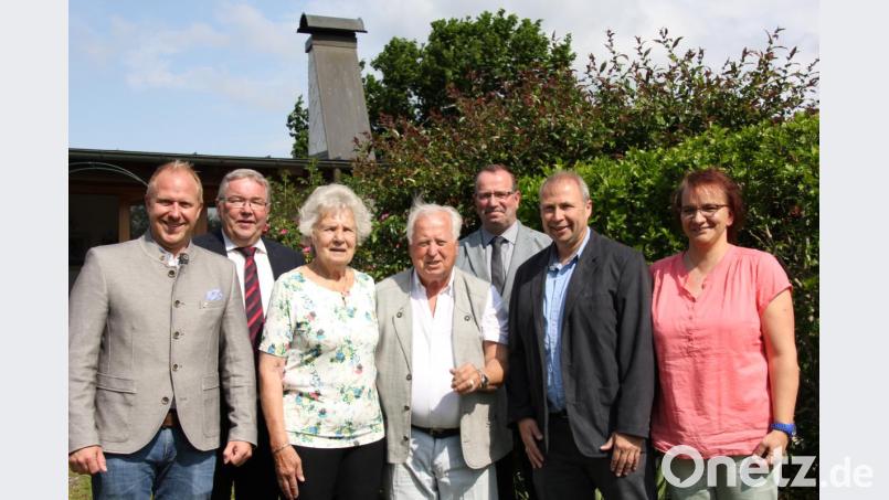 Zahlreiche Gratulanten überbringen Hans Albrecht (Mitte) im Beisein seiner Gattin Edda (daneben) die Glückwünsche, darunter Bürgermeister Josef Reindl (Zweiter von links.) und eine Abordnung der CSU. Bild: ads