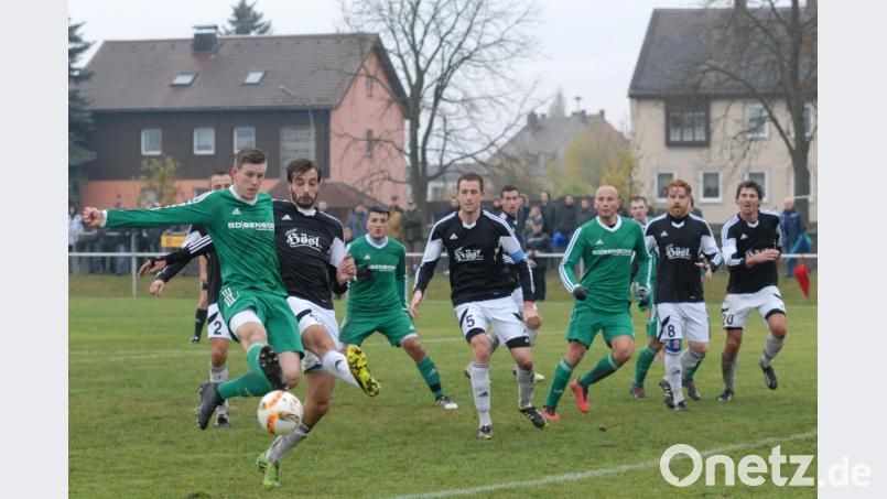 Mit dem Derby gegen den FC Vorwärts Röslau startet der SV Mitterteich am Freitag, 12. Juli, in die neue Landesliga-Saison. Das Bild zeigt eine Szene aus einer früheren Partie der beiden Nachbarrivalen. Bild: gb