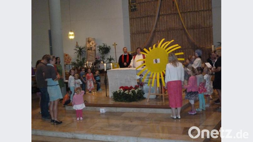 Zum letzten Teils des Gottesdienstes kommen die Kleinen aus der Kinderkirche Bild: wrt