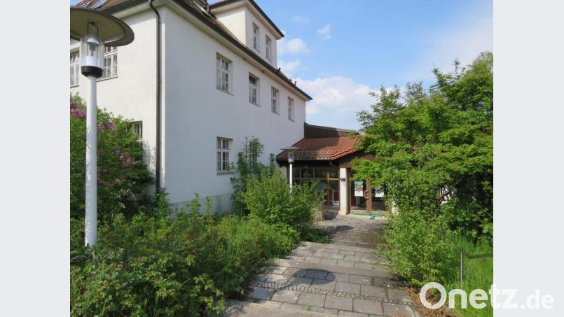 Das alte Schulhaus (links) und das Badehaus sollen bei der Generalsanierung weitgehend ihren Charakter behalten. Bild: ubb