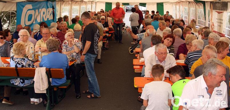 Die Plätze im Zelt reichen gerade so aus. Das Rebühl-Fest ist gut besucht. Bild: R. Kreuzer